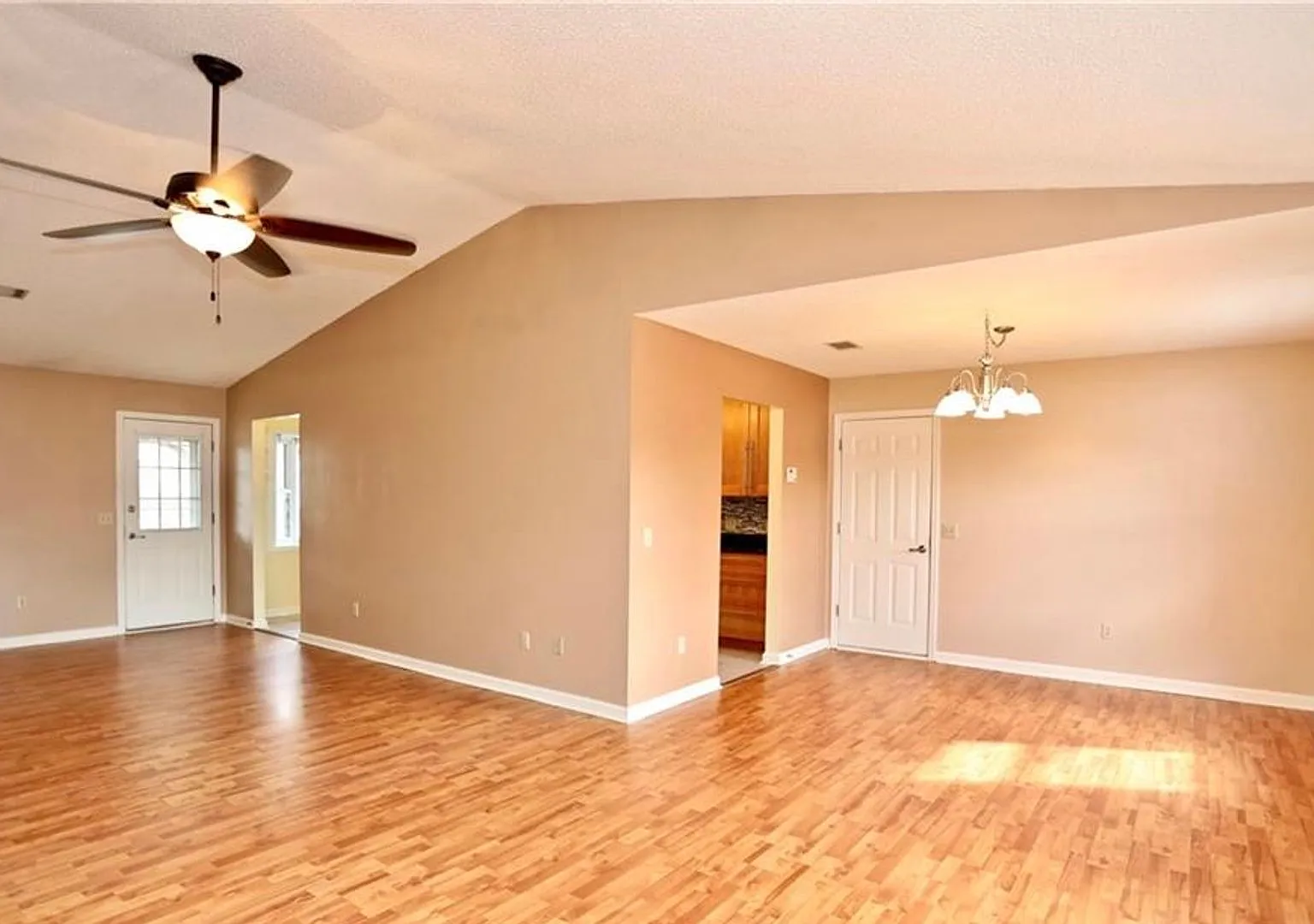 Charming 3 bedroom/2 bath home in the Eagle's Landing subdivision — Photo 3