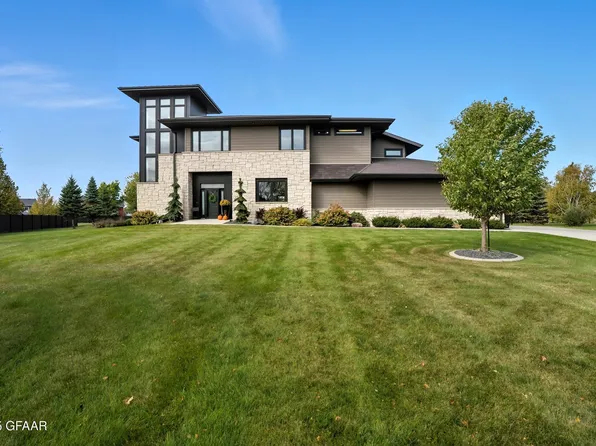 725 Vineyard Dr, Grand Forks, ND 58201