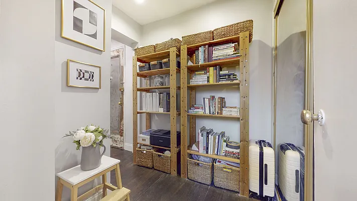 Sold by Bizzarro Agency | media 5