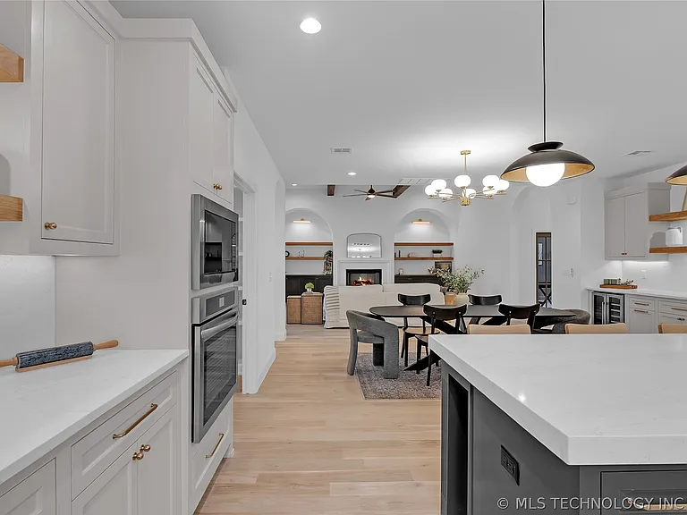 515 W El Paso St — Photo 35