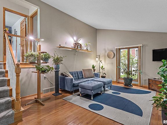 4th image of 918 32nd Avenue Ct