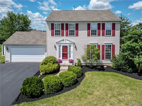 6391 Green Valley Ln, Lockport, NY 14094