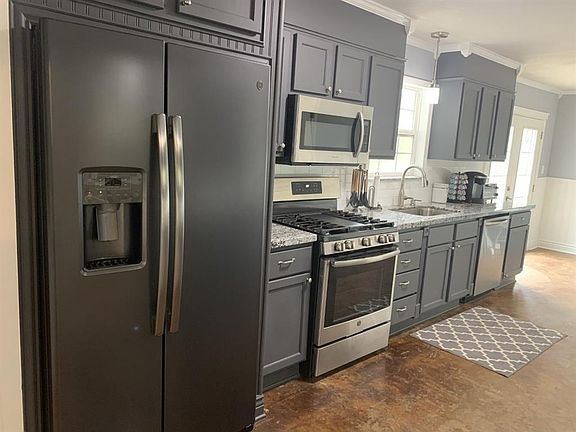 4th image of 304 Wisteria St