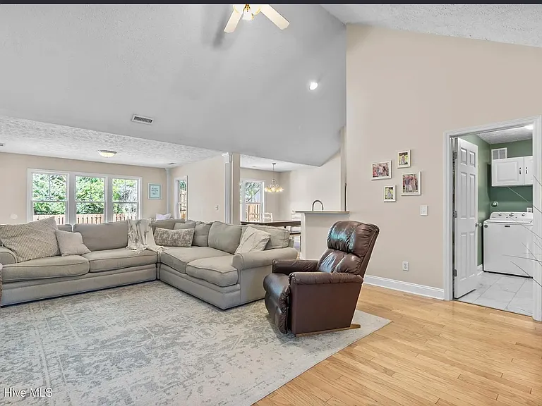 513 Catamaran Dr — Photo 15