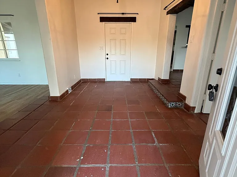 27490 Norwood St — Photo 9