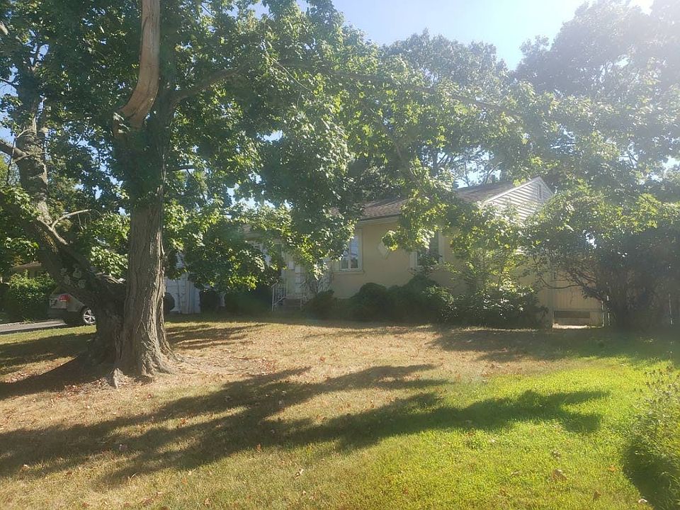 2nd image of 786 Commack Rd