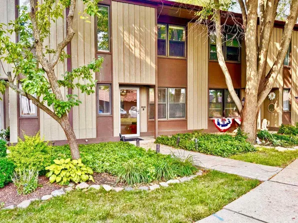 610 N Hough St #B, Barrington, IL 60010