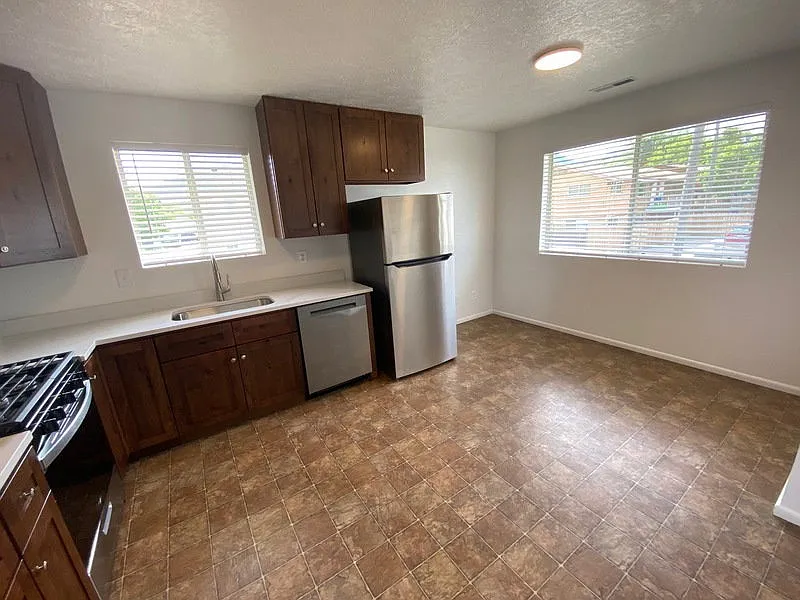 2 bed, 900 sqft, $1,325 — Photo 2