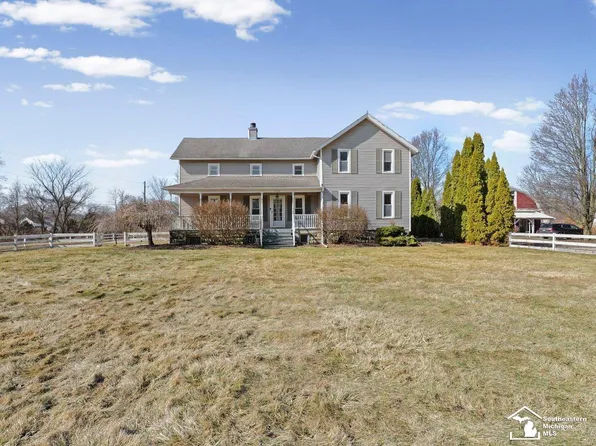 8115 Douglas Rd, Lambertville, MI 48144