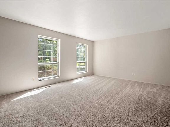 3rd image of 1515 Woodroyal West Dr