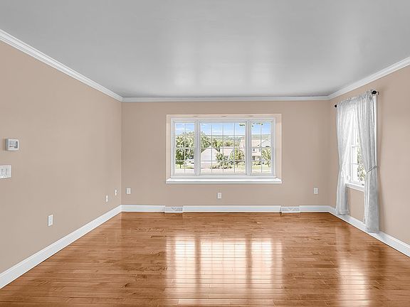 3rd image of 1813 Hunter Dr