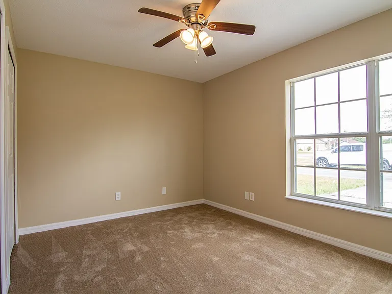 402 Bridgewater Ct — Photo 12