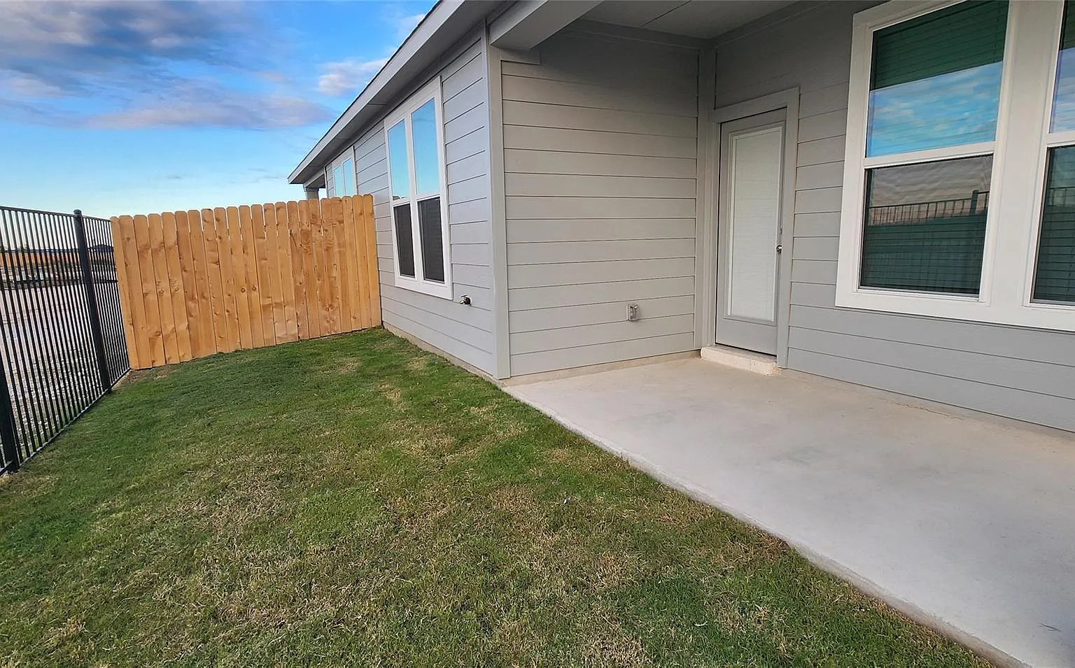 4 bed, 2.5 bath, 1705 sqft, $2,399 — Photo 4