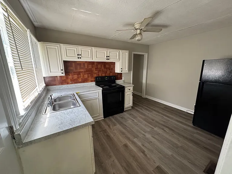 1103 McArthur Ave — Photo 5