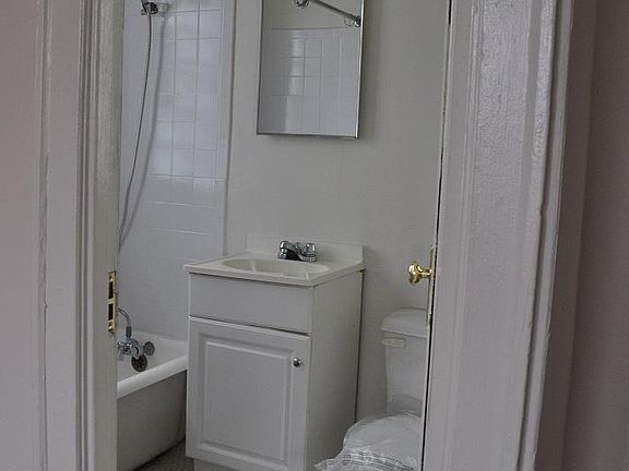 4th image of 640 W Briar Pl APT 108