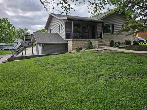 913 S 12th St, Sabetha, KS 66534