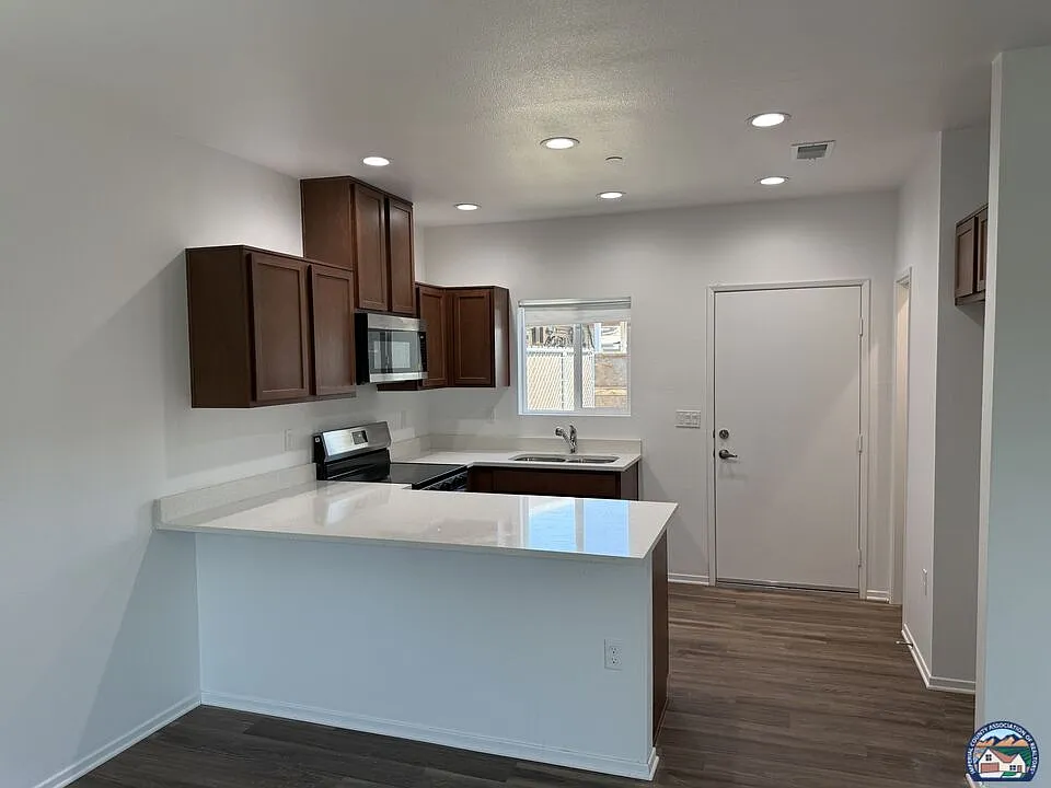 3 bed, 2.0 bath, 1100 sqft, $1,800 — Photo 3
