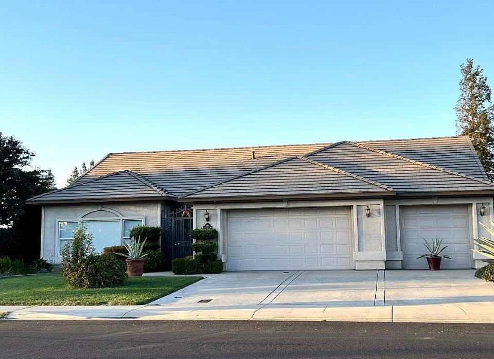 Single story home with 3 garage