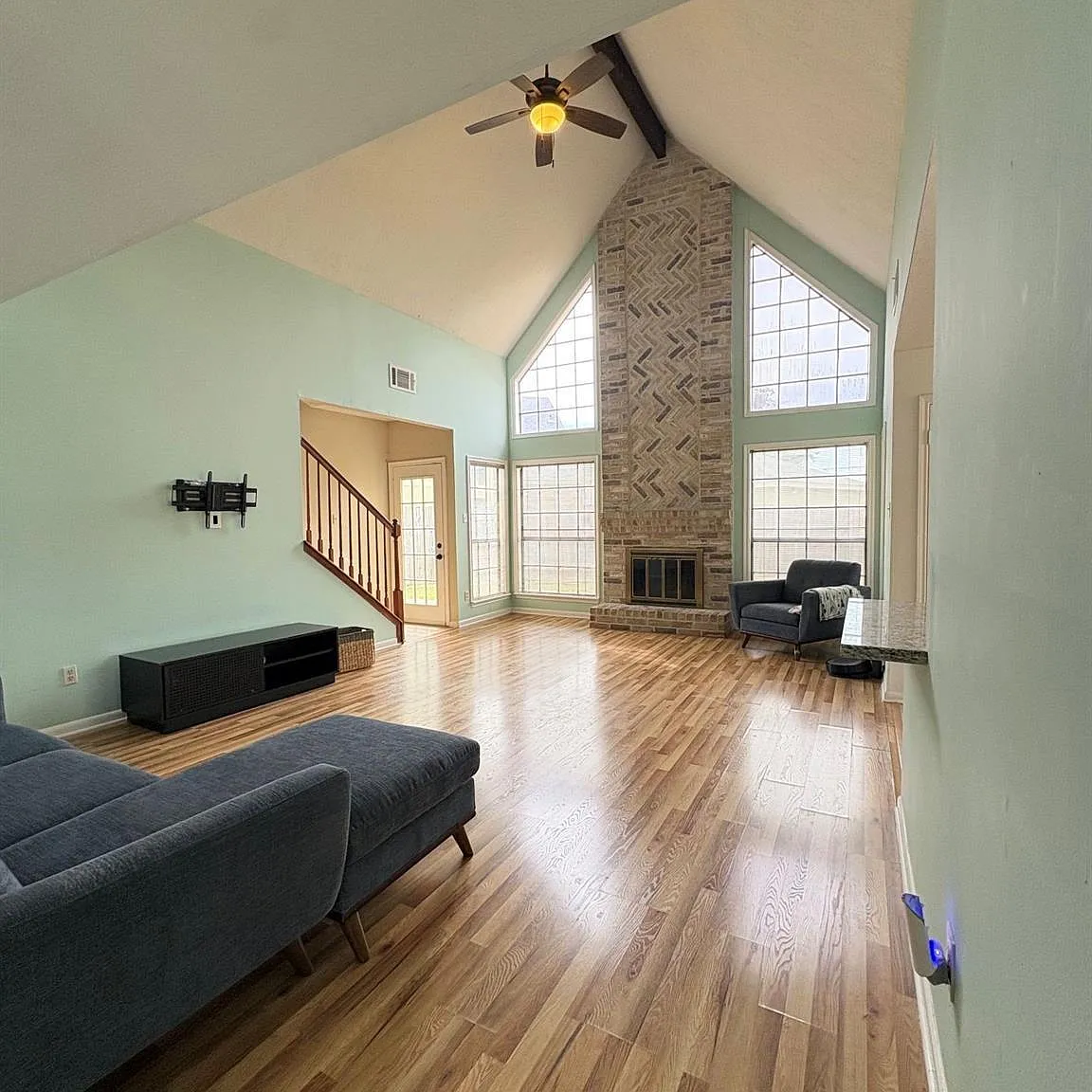 4 bed, 3.0 bath, 2305 sqft, $2,200 — Photo 4