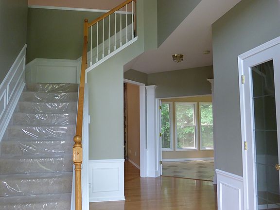 3rd image of 3933 Oakcrest Ct SE