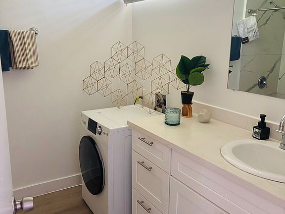 5th image of 22109 Saticoy St #1