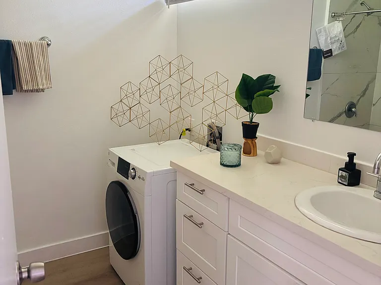 22109 Saticoy St #1 — Photo 4
