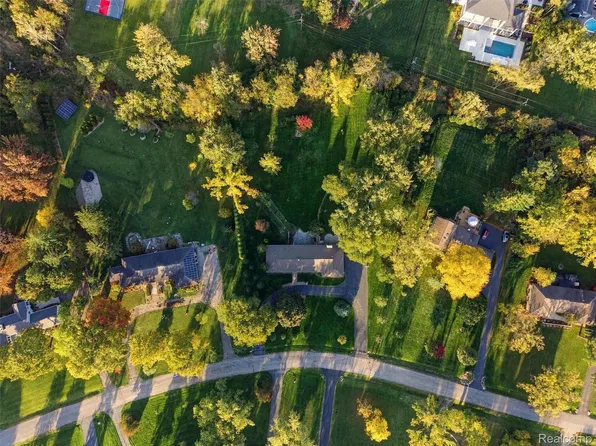 7393 E Greenwich Dr, Bloomfield Hills, MI 48301