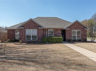 967 N Meadowlands Dr, Fayetteville, AR 72704
