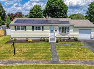98 Quail Hollow Rd, Cranston, RI 02920