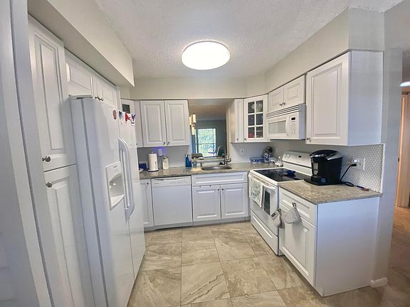 3rd image of 7281 Amberly Lane #404