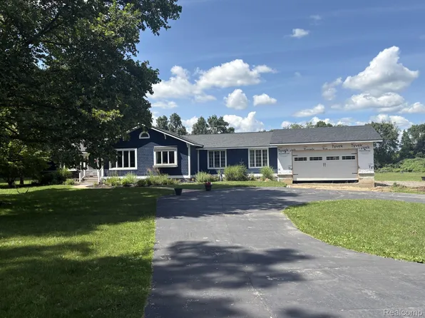 187 Darwin Rd, Pinckney, MI 48169