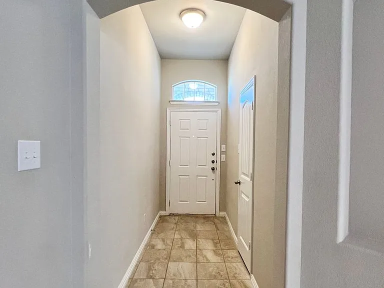 215 Clark Dr — Photo 3