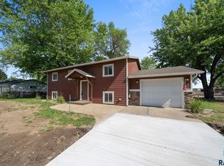 110 Ivy Ln, Harrisburg, SD 57032
