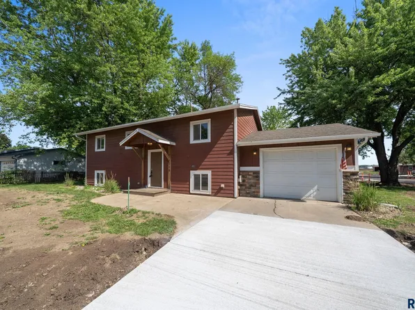 110 Ivy Ln, Harrisburg, SD 57032