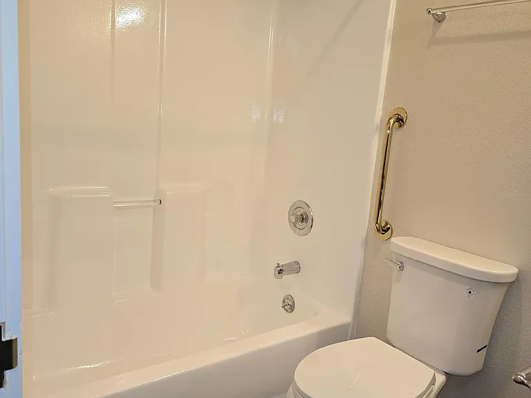 The Colonial — Photo 15