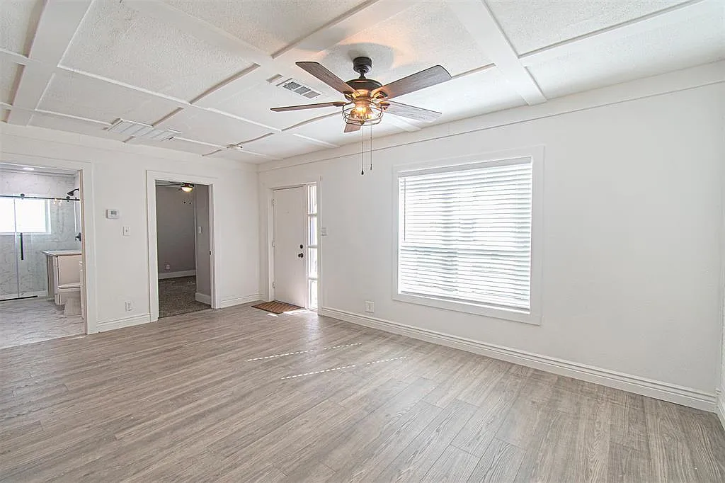 3 bed, 1095 sqft, $1,890 — Photo 3