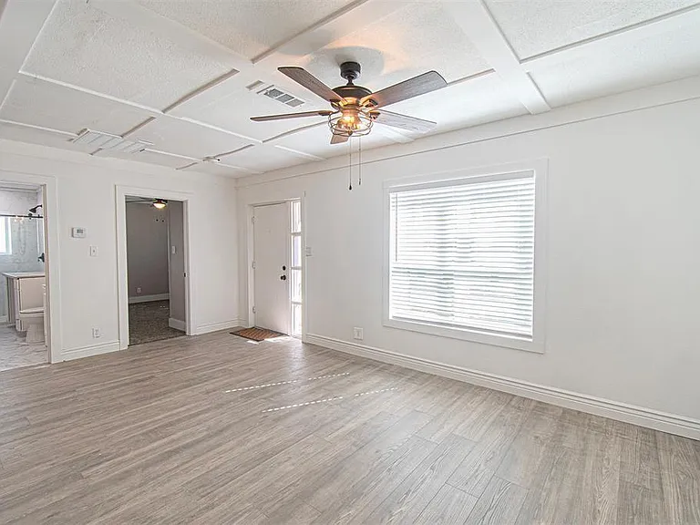 618 Crescent St — Photo 2