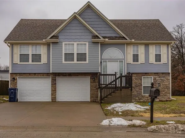 207 Division St, Knob Noster, MO 65336