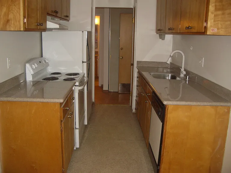 1541 Oxford Street — Photo 9