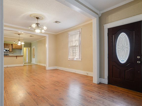3rd image of 2211 Onzaga St