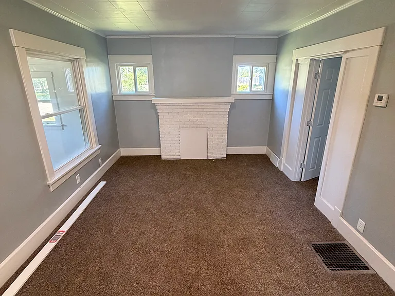 1744 Maple Ave NE — Photo 3