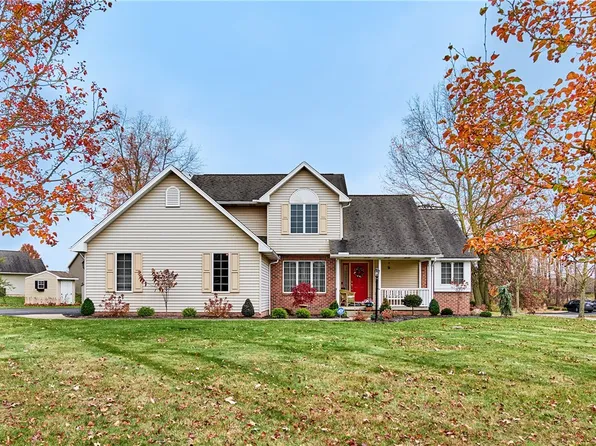 202 Canterberry Dr, New Castle, PA 16105