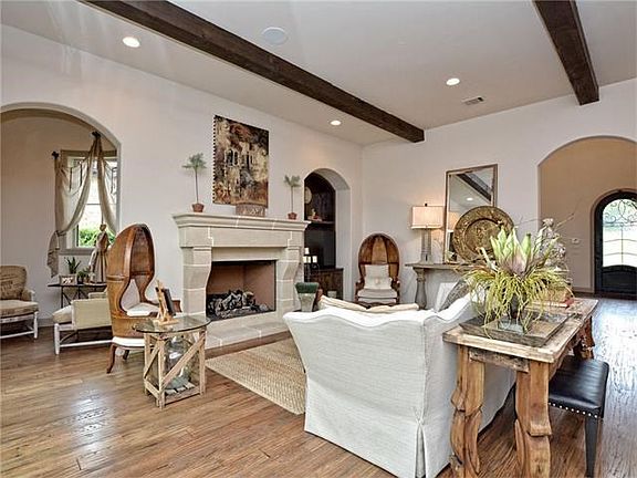 Open living,dining,kitchen,and wine room. Great for family gatherings and parties.