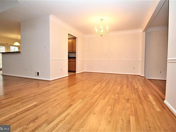 4th image of 2 Bloomingdale Ct
