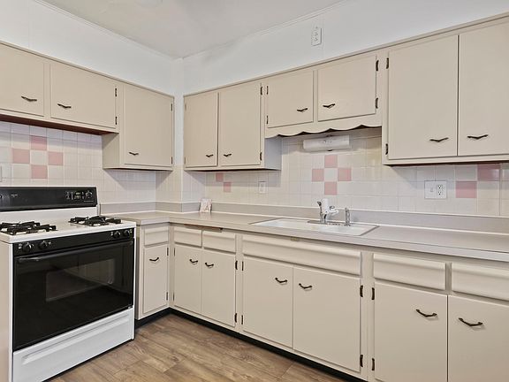 5th image of 204 E Hazeltine Ave #100