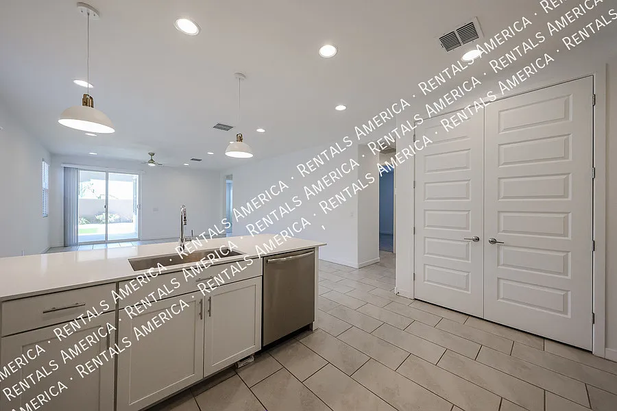 Beautiful Rental Home in a Desirable Location ? 3119 W Dona Rd — Photo 4