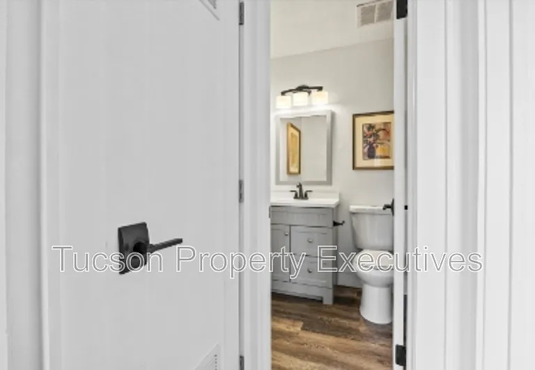 824 E 10th St #D — Photo 12