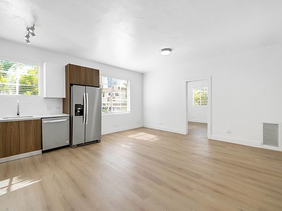 2nd image of 940 Jefferson Ave APT 8
