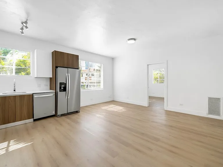 940 Jefferson Ave #8 — Photo 2
