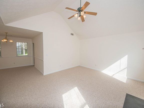 5th image of 90 Lindsey Ln